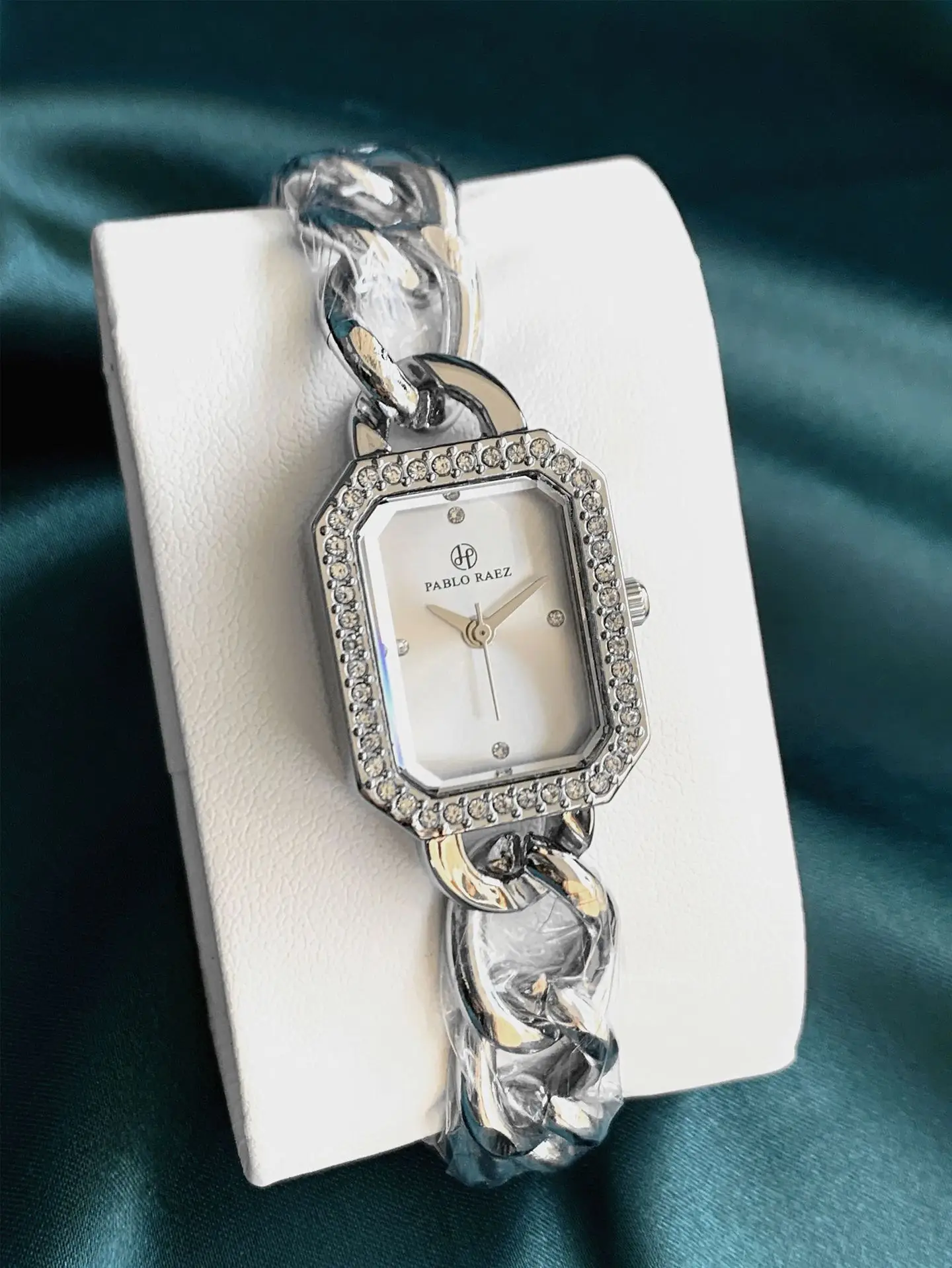 Women's Gold Chain Bracelet Quartz Watch Small — feature 11
