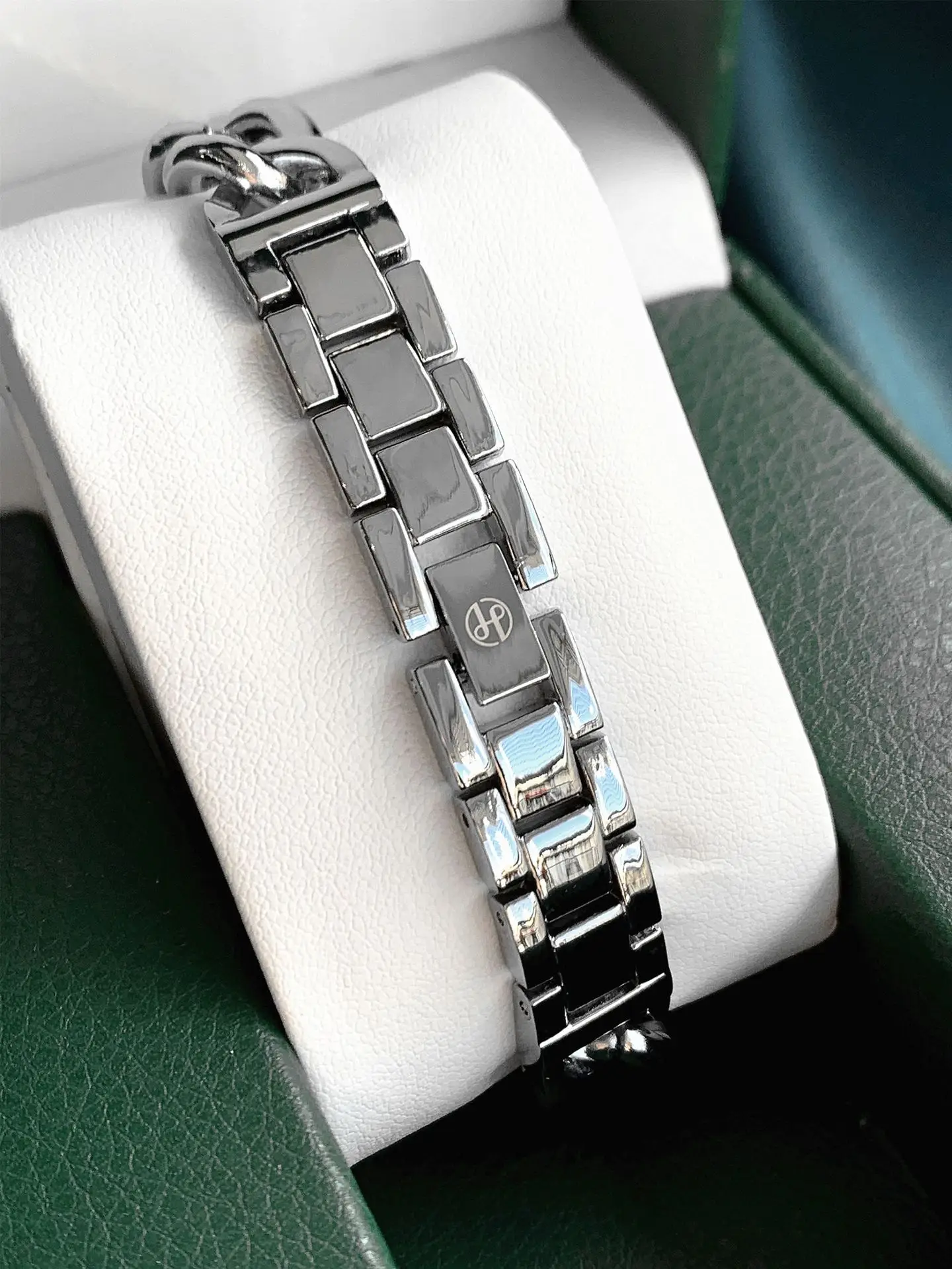 Women's Gold Chain Bracelet Quartz Watch Small — feature 12