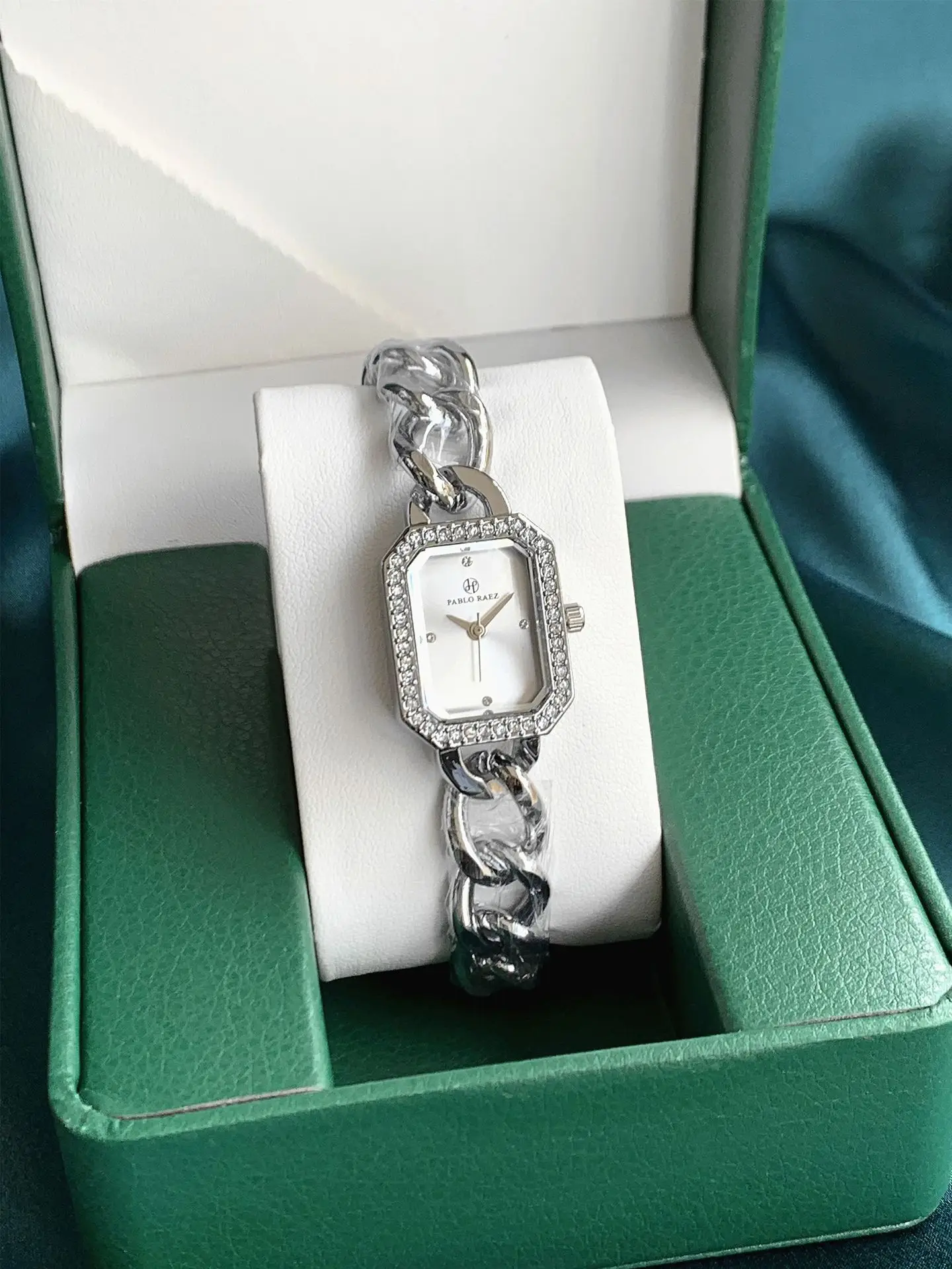 Women's Gold Chain Bracelet Quartz Watch Small — feature 14