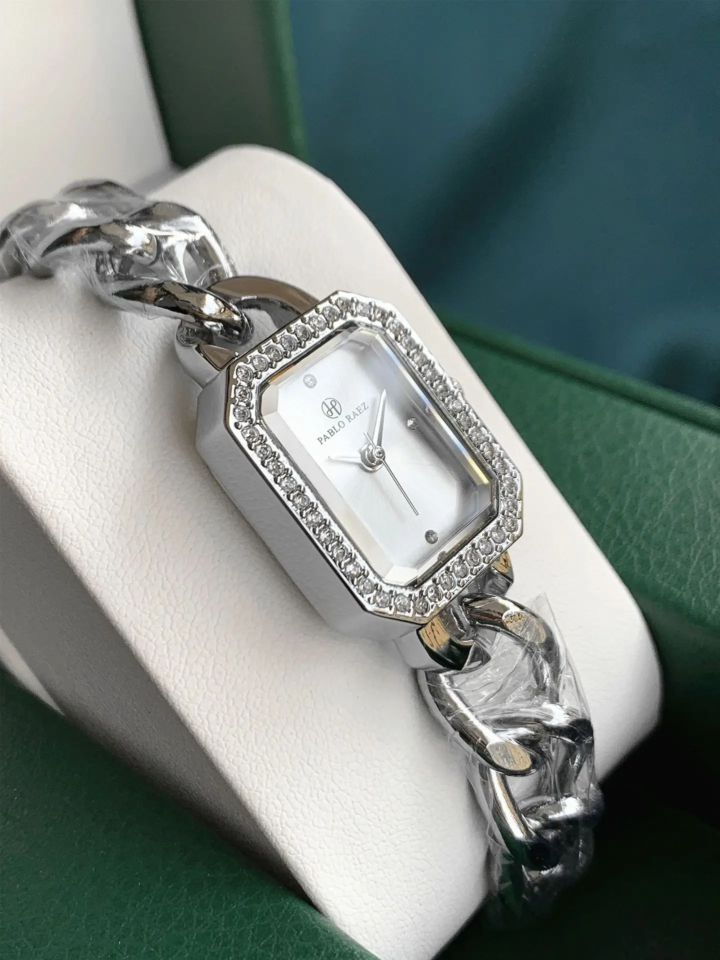 Women's Gold Chain Bracelet Quartz Watch Small — feature 15
