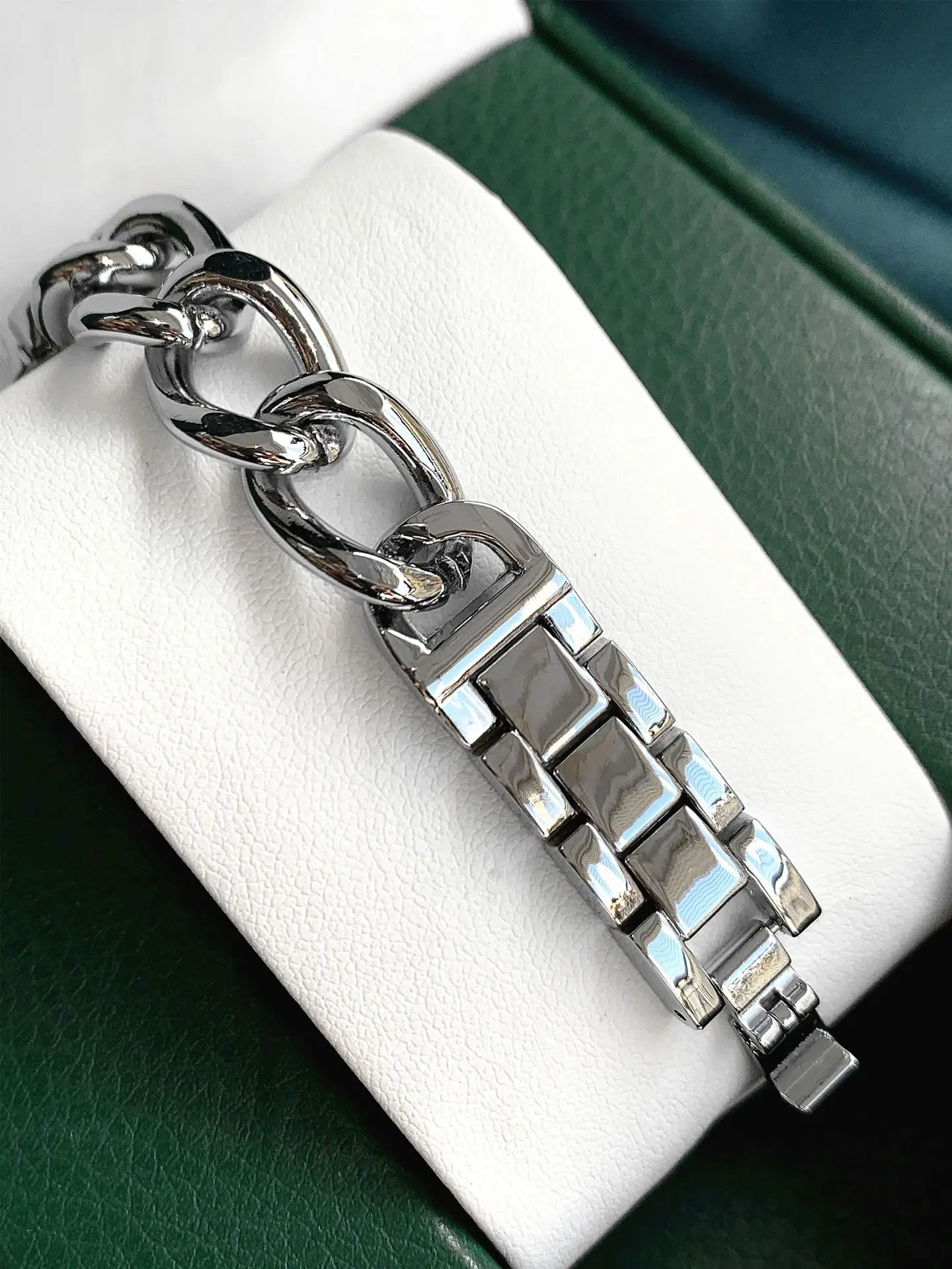Women's Gold Chain Bracelet Quartz Watch Small — feature 19