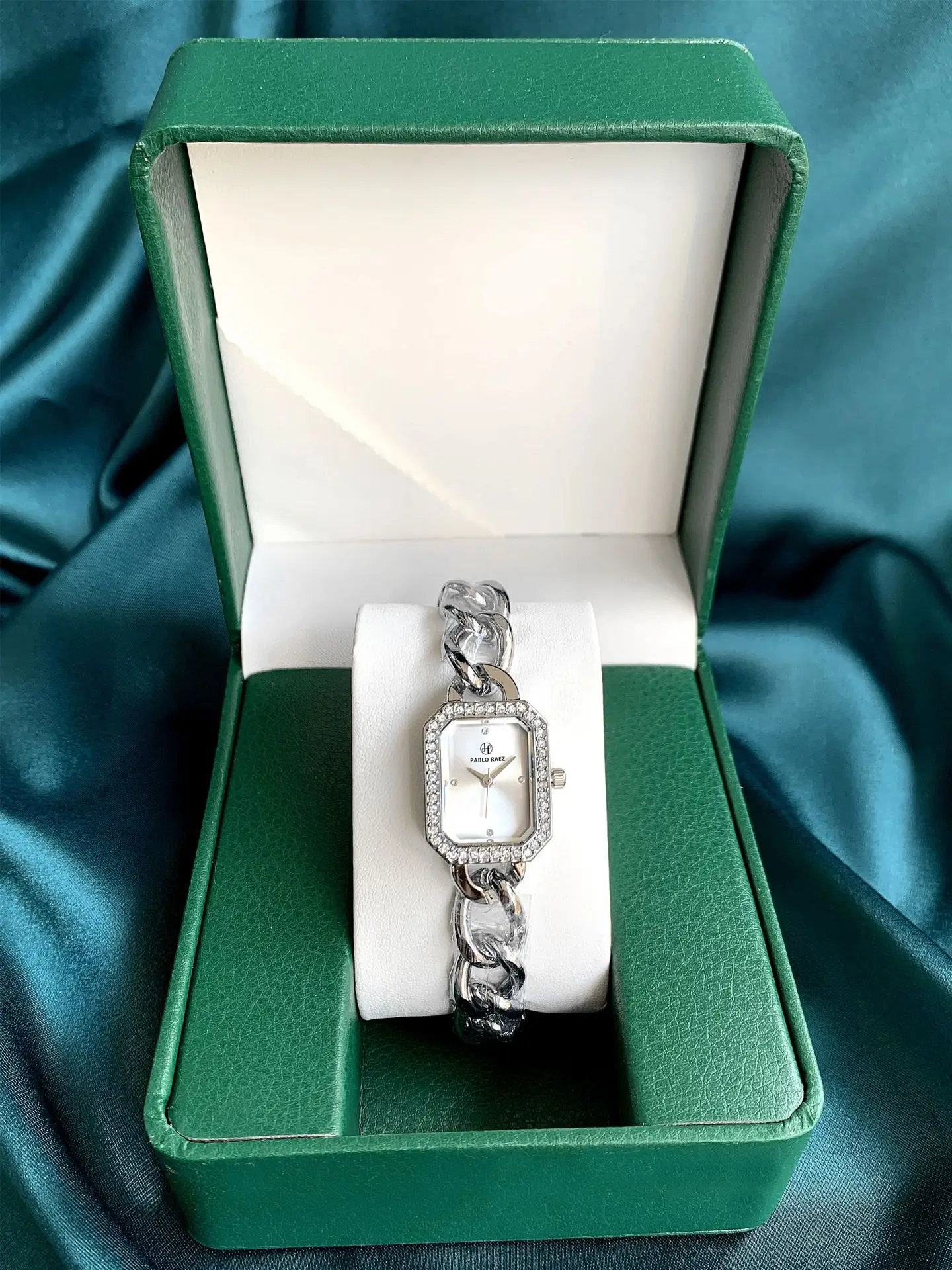 Women's Gold Chain Bracelet Quartz Watch Small — feature 7