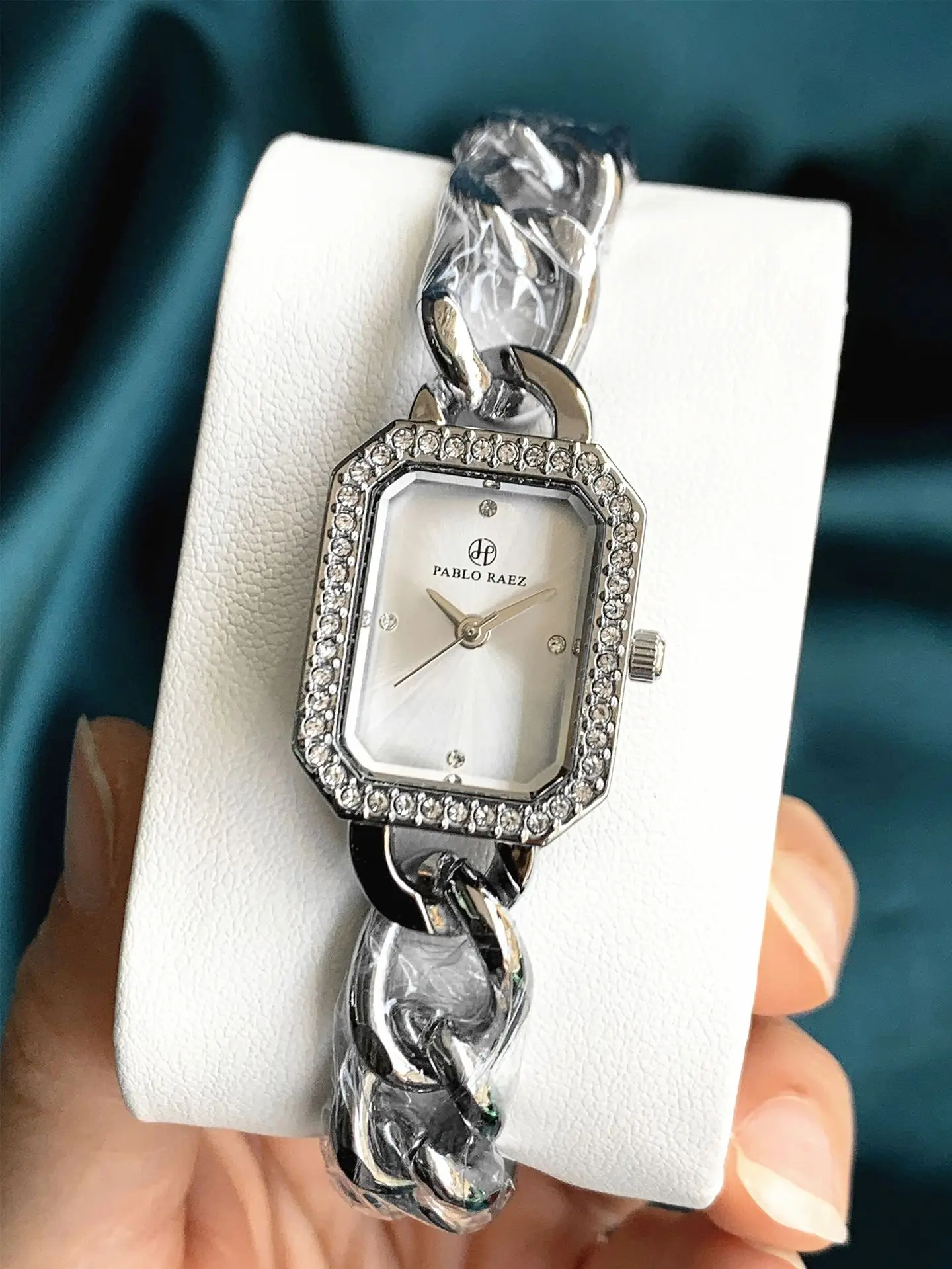 Women's Gold Chain Bracelet Quartz Watch Small — feature 8