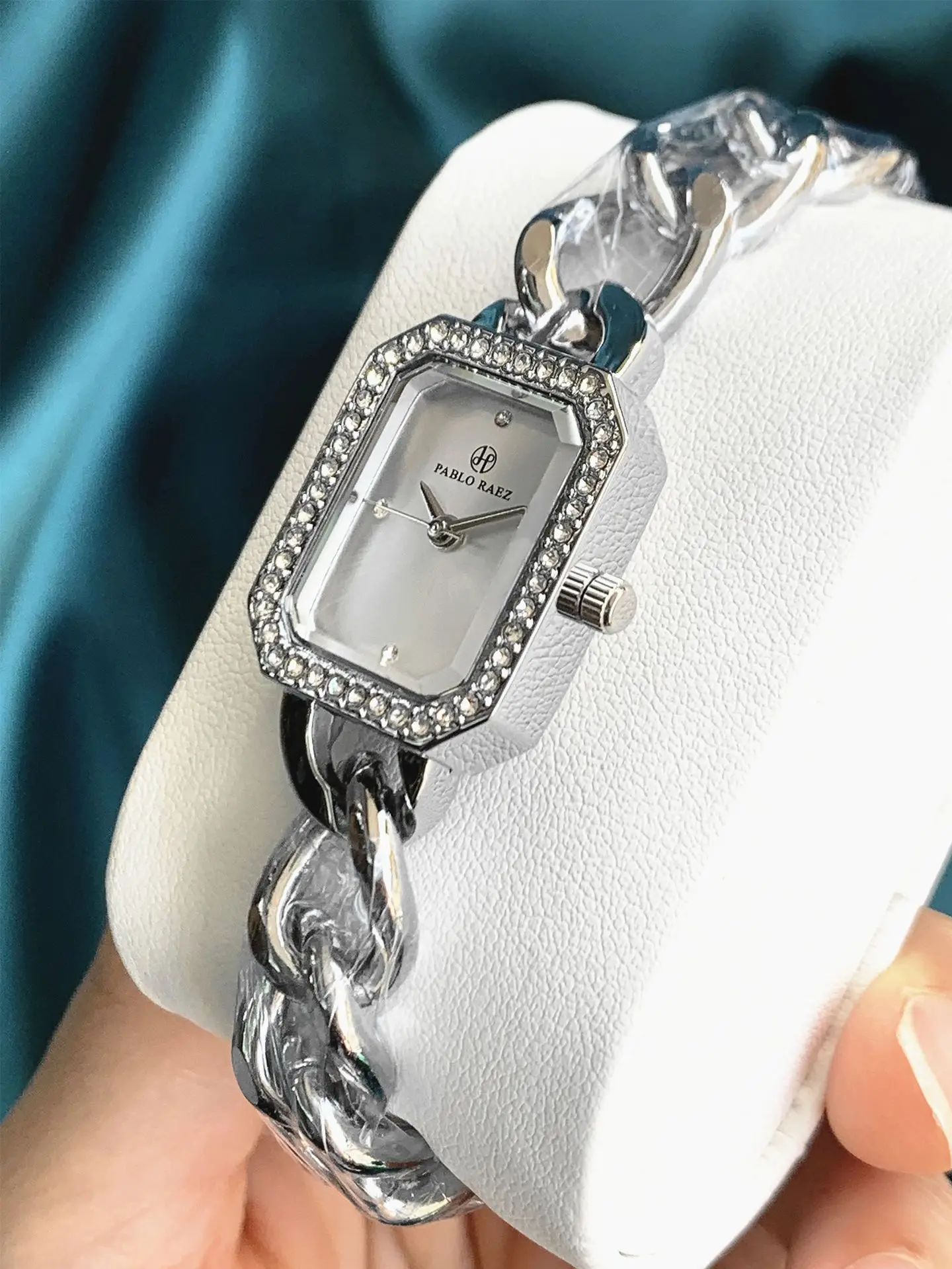Women's Gold Chain Bracelet Quartz Watch Small — feature 9