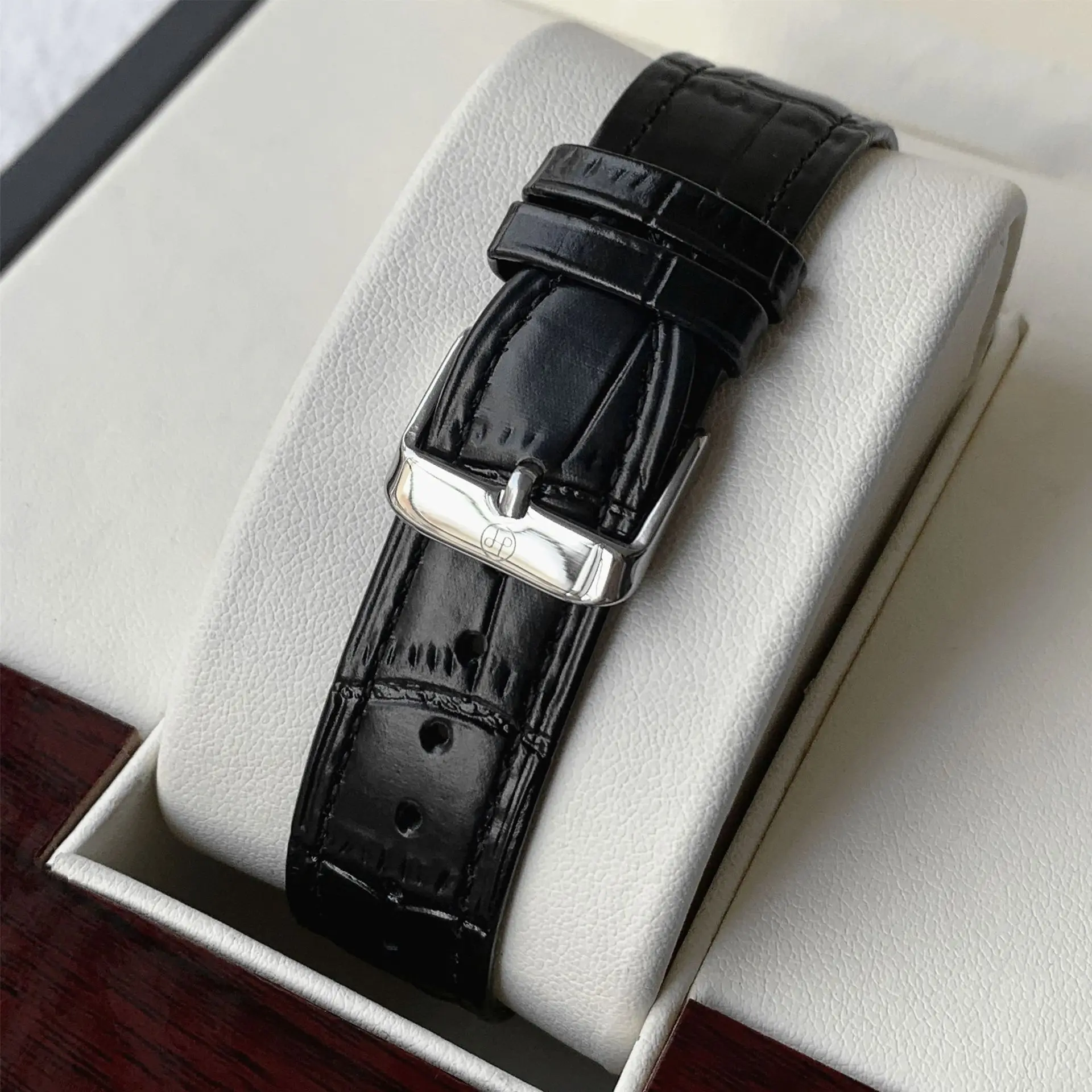 Men's Stainless Steel Quartz Watch with Calendar & Waterproof Design - Image 5