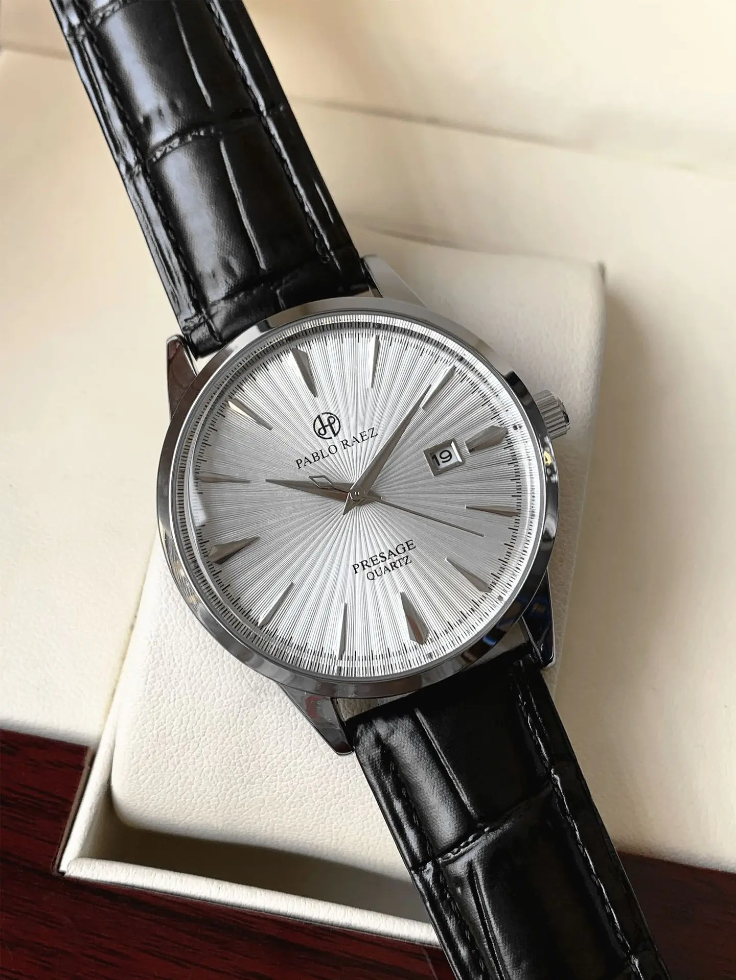 Men's Stainless Steel Quartz Watch with Calendar & Waterproof Design — feature 11