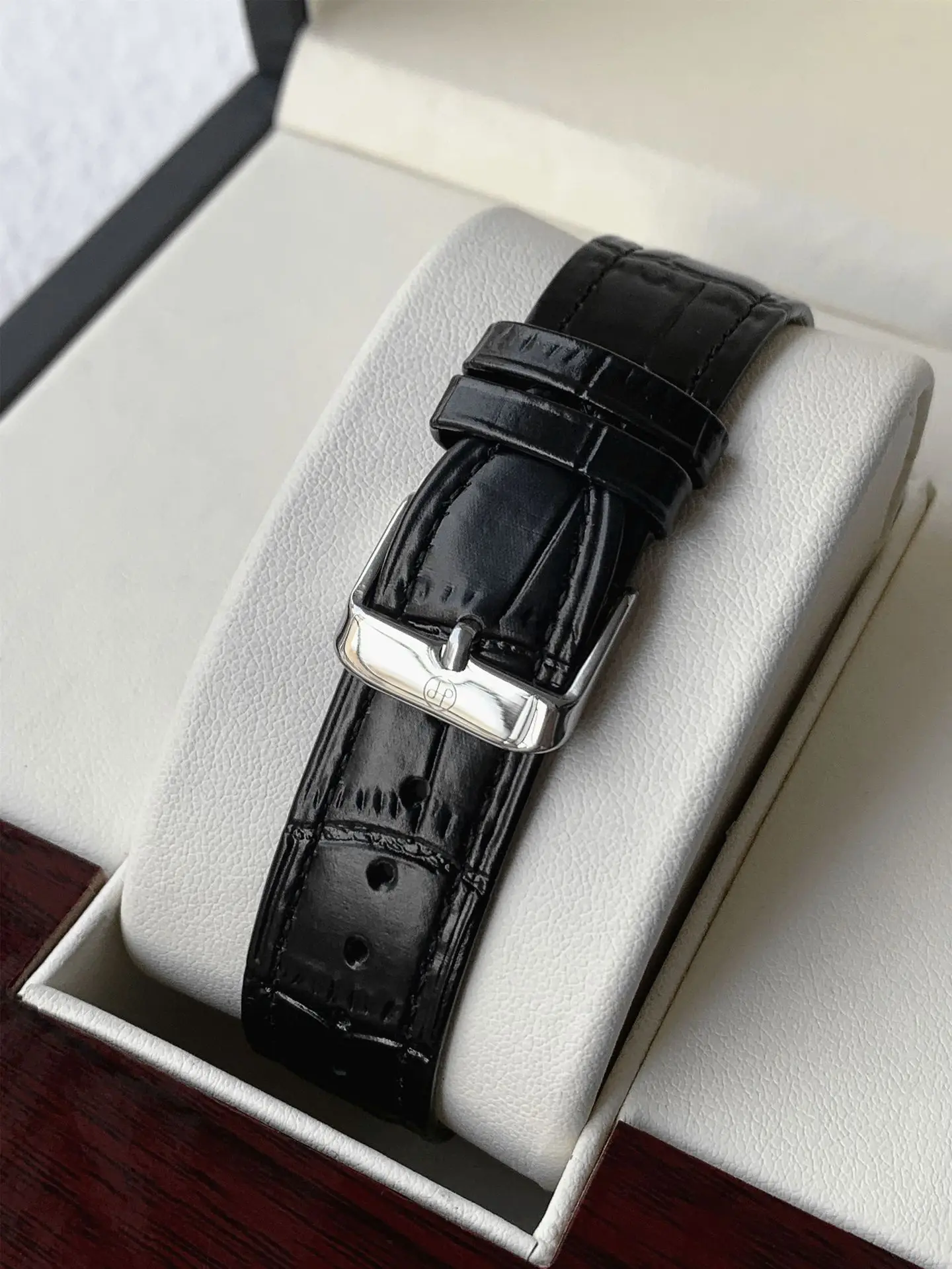 Men's Stainless Steel Quartz Watch with Calendar & Waterproof Design — feature 9