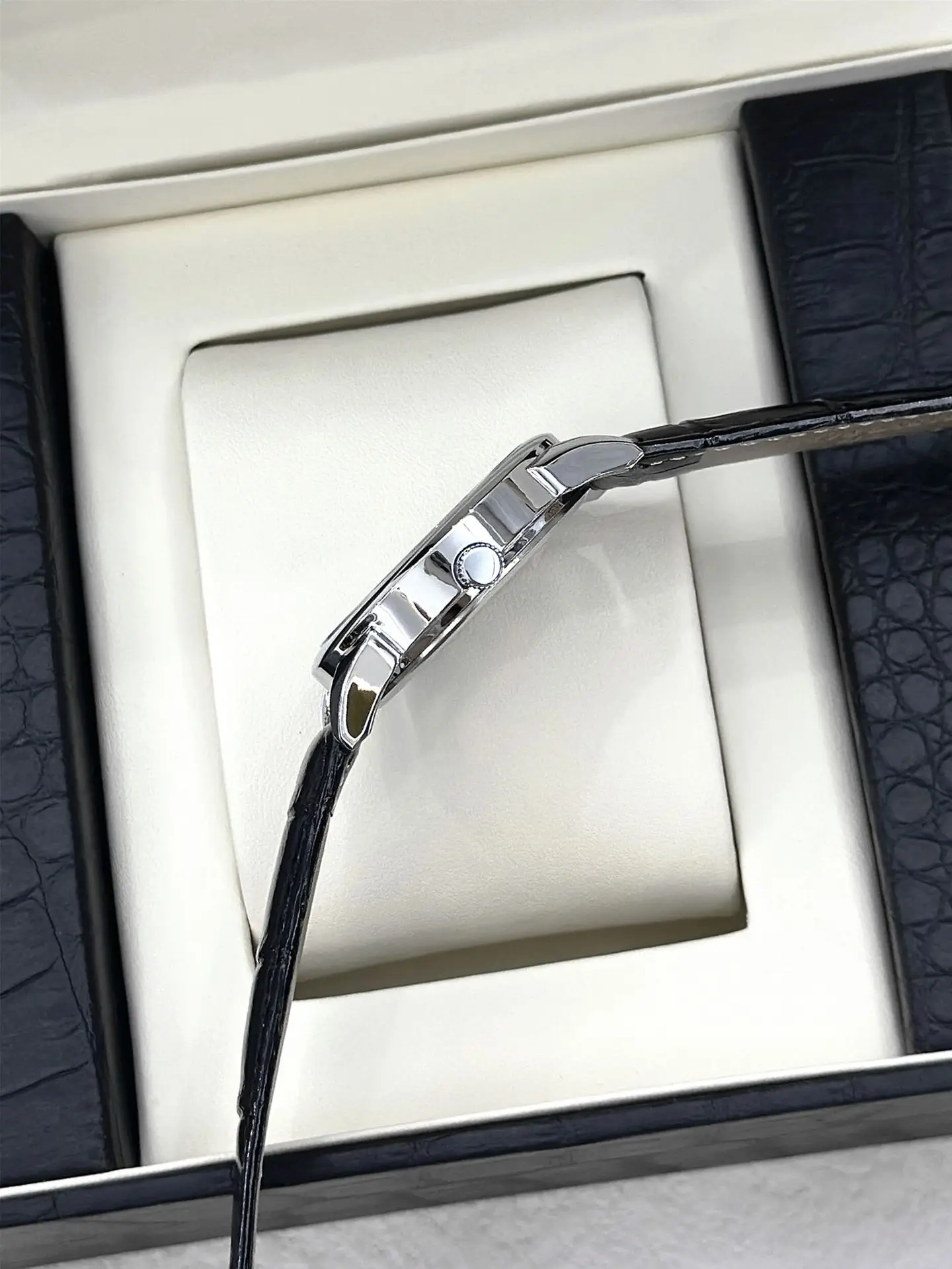 Men's Stainless Steel Belt Watch Waterproof Quartz — feature 12