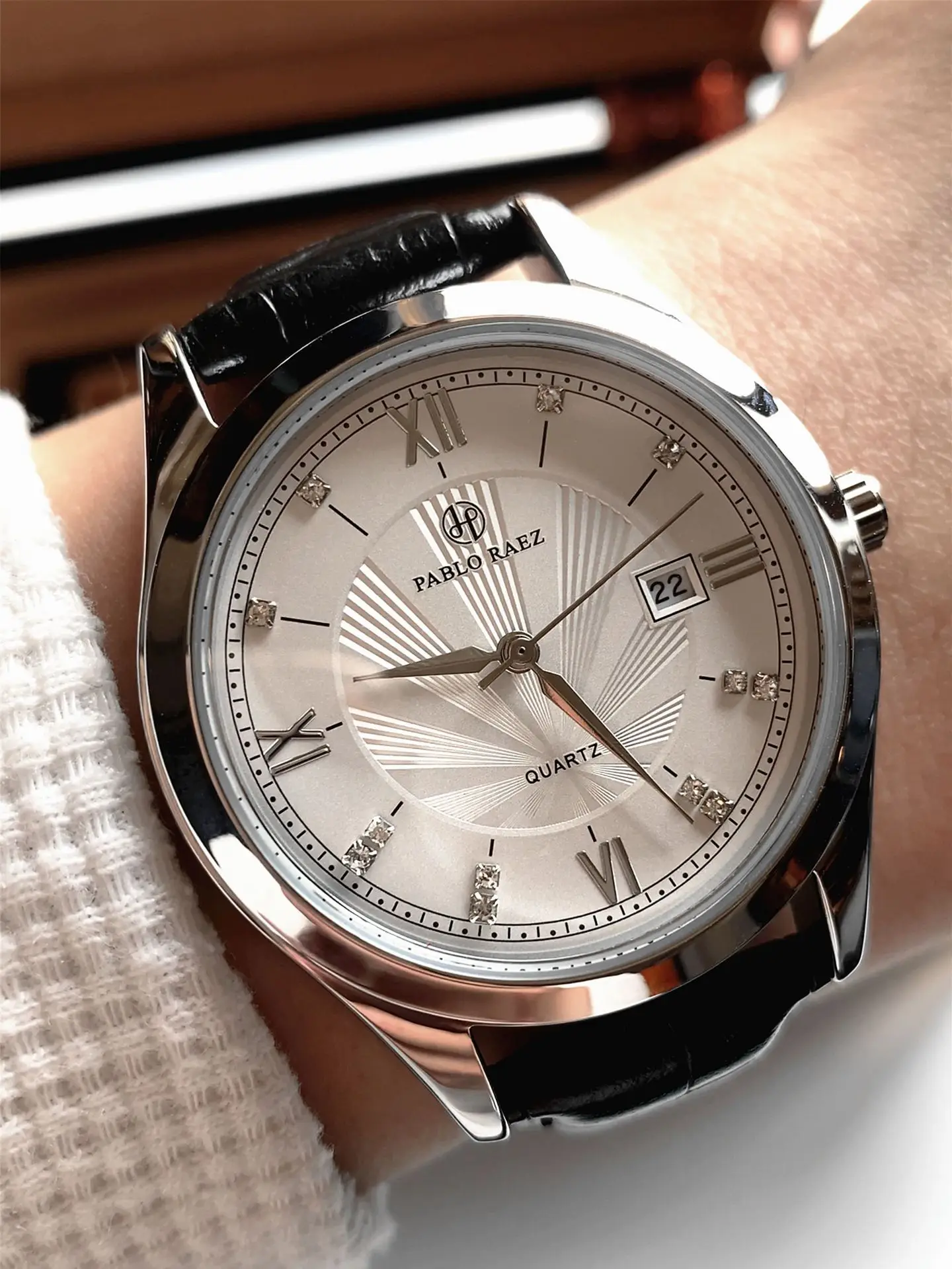 Men's Simple Quartz Watch with Leather Strap — feature 7