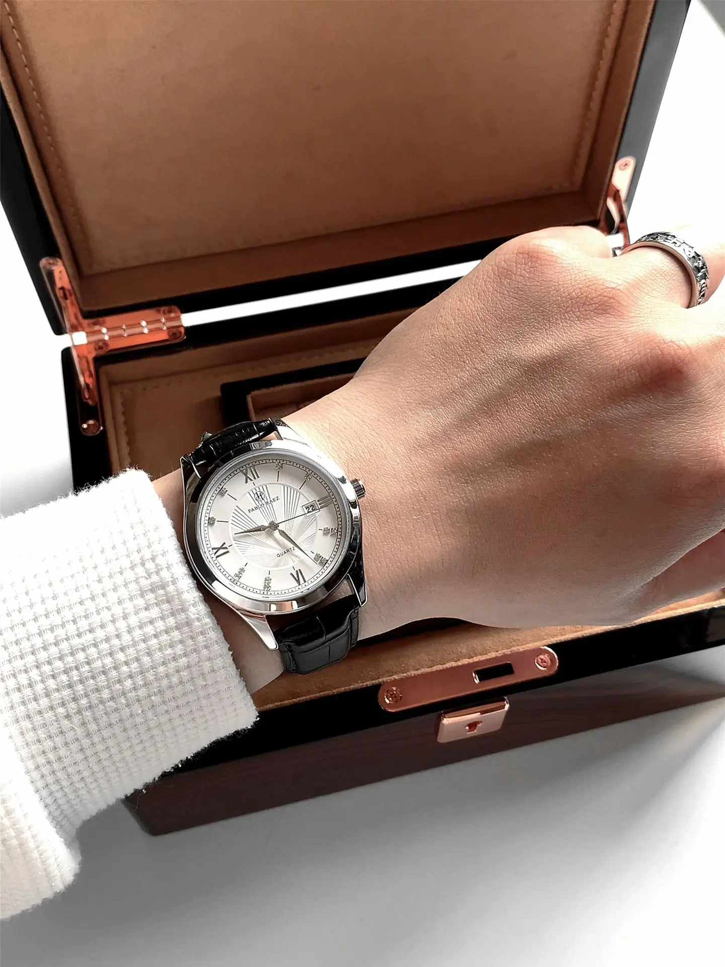 Men's Simple Quartz Watch with Leather Strap — feature 9