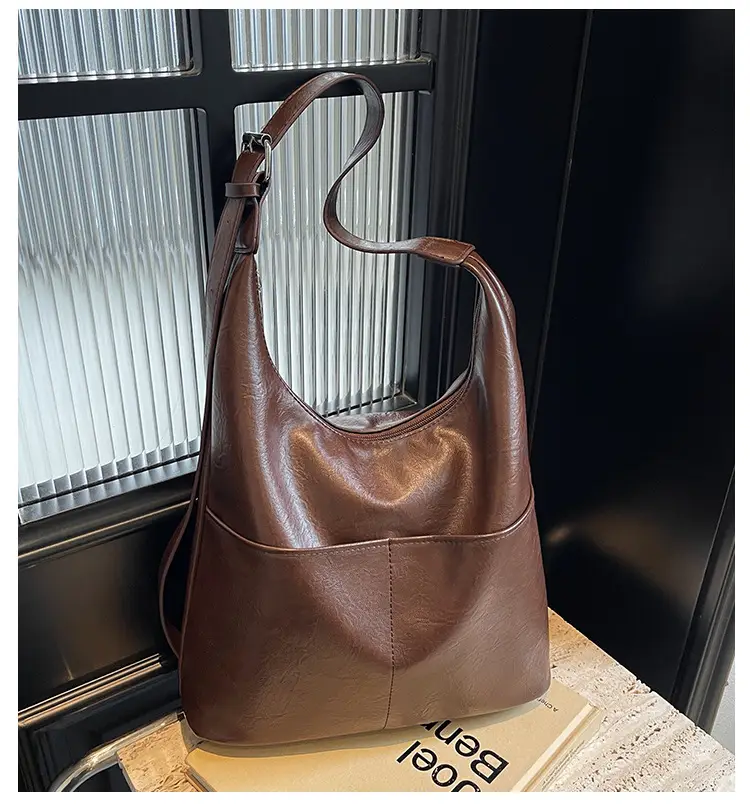 Women's Large Capacity Shoulder Bag Brown Leather — feature 1