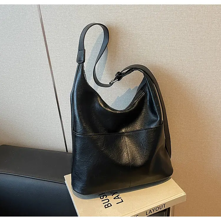 Women's Large Capacity Shoulder Bag Brown Leather — feature 14