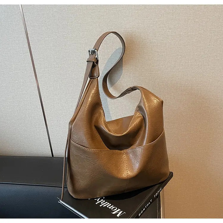 Women's Large Capacity Shoulder Bag Brown Leather — feature 16