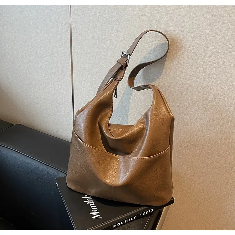 Women's Large Capacity Shoulder Bag Brown Leather — feature 17