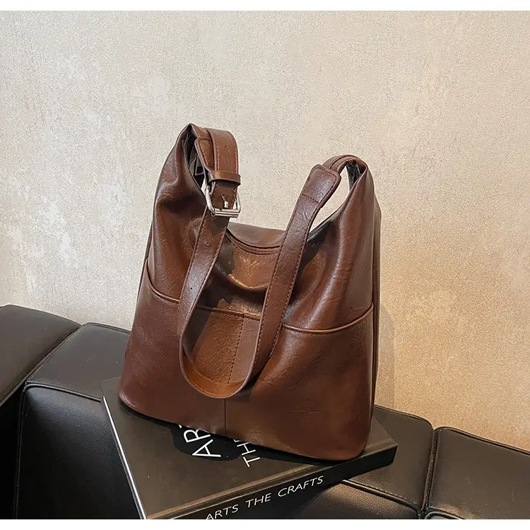 Women's Large Capacity Shoulder Bag Brown Leather — feature 18