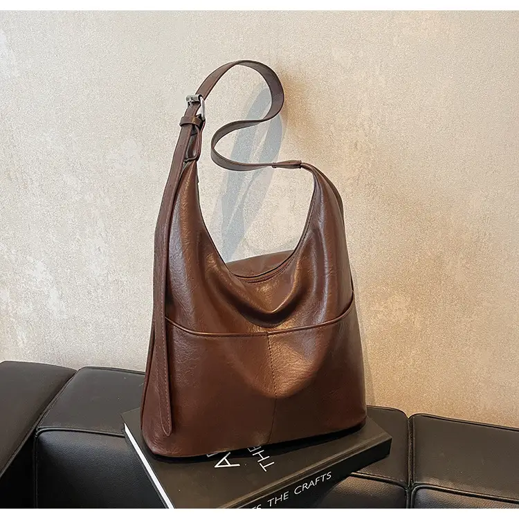 Women's Large Capacity Shoulder Bag Brown Leather — feature 19