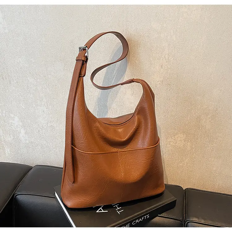 Women's Large Capacity Shoulder Bag Brown Leather — feature 21