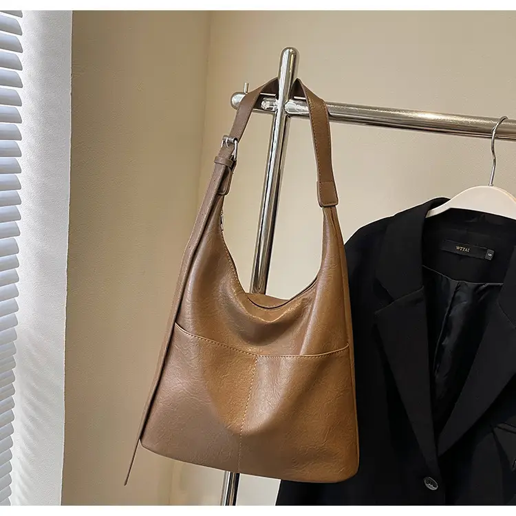 Women's Large Capacity Shoulder Bag Brown Leather — feature 24
