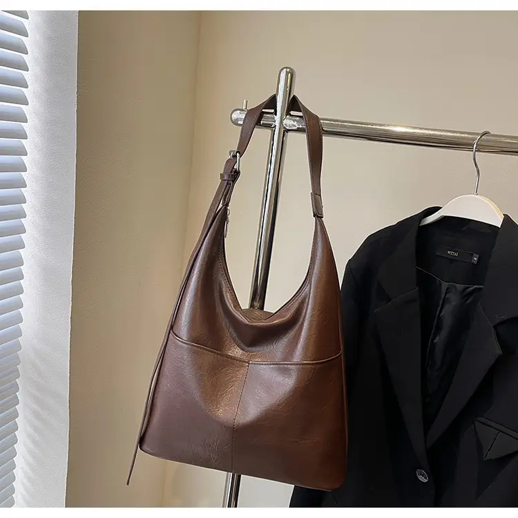 Women's Large Capacity Shoulder Bag Brown Leather — feature 29