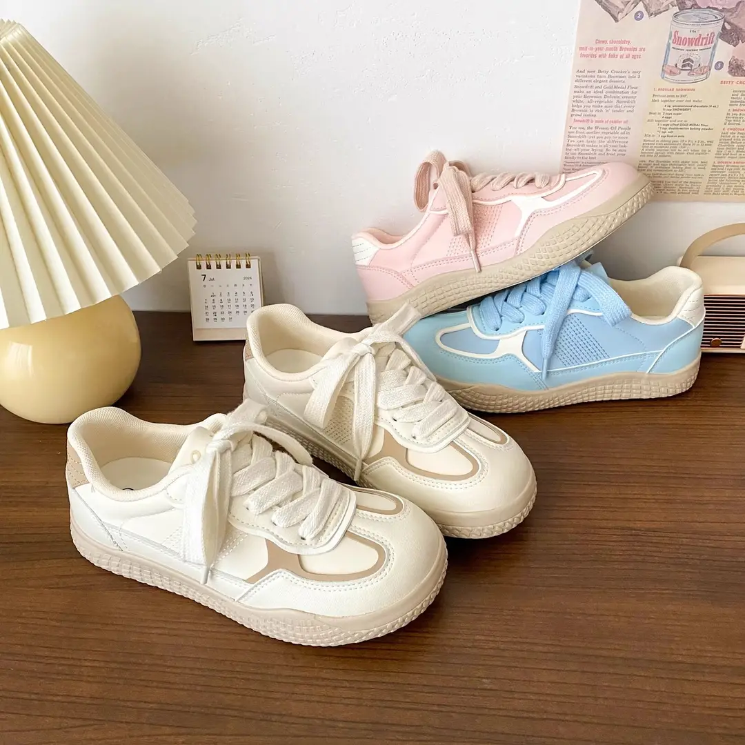 Hong Kong Style Thick-Soled White Shoes for Women, New 2025 Hot Style, Versatile Large-Toe Sneakers, Chic Niche Flats-Soled Moral Training Shoes — feature 2