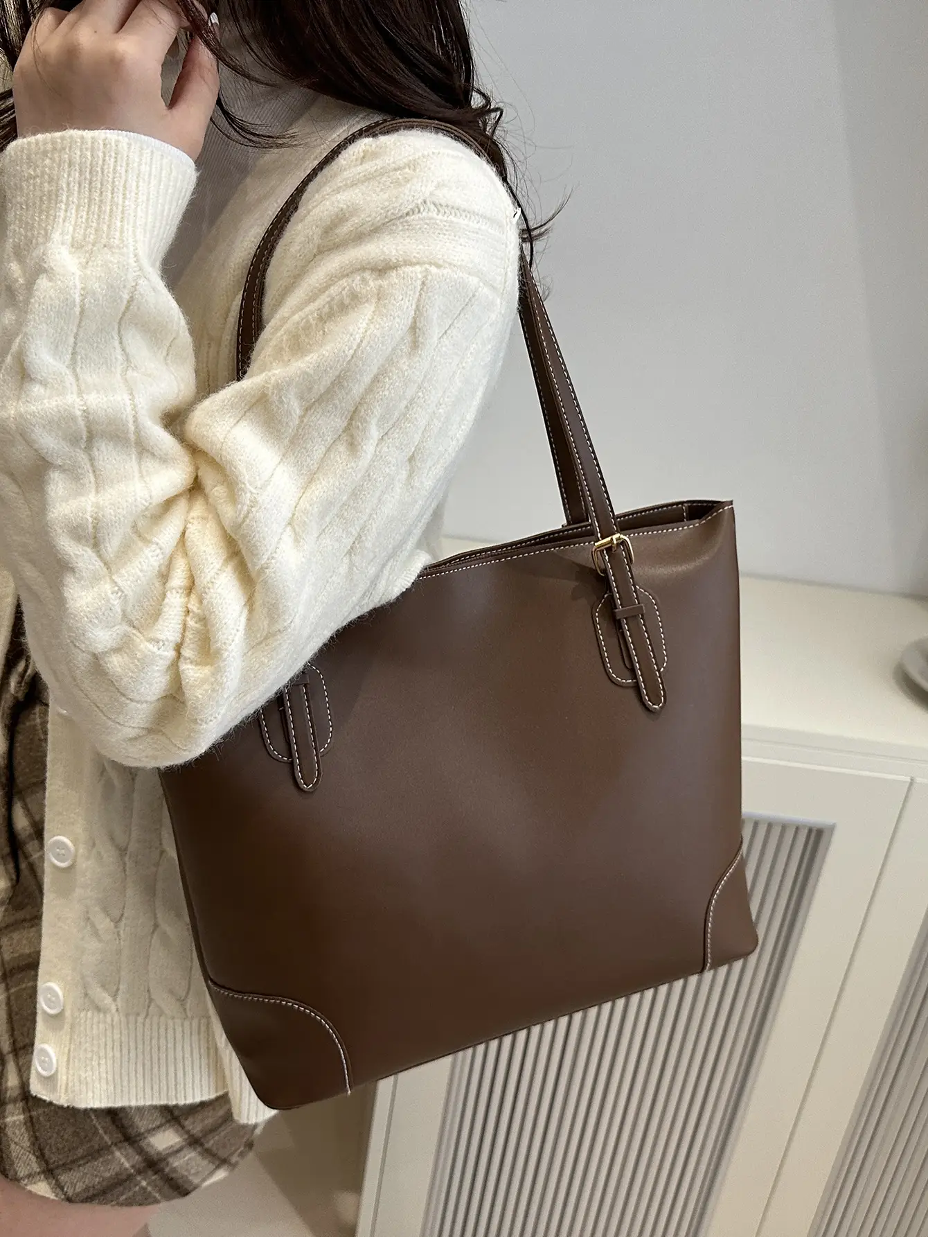 Women Large Capacity Shoulder Bag Black Leather - Image 5