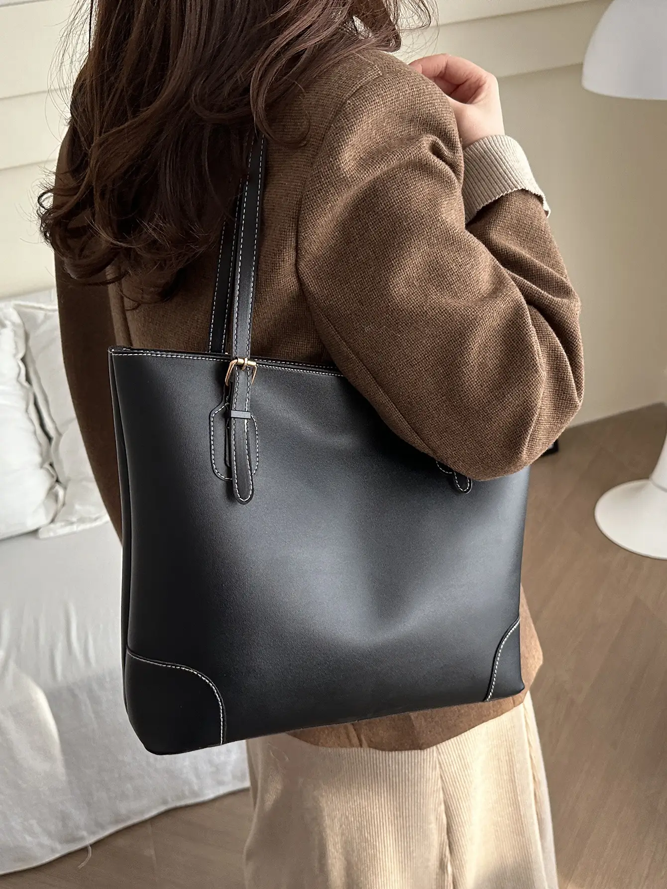Women Large Capacity Shoulder Bag Black Leather - Image 6