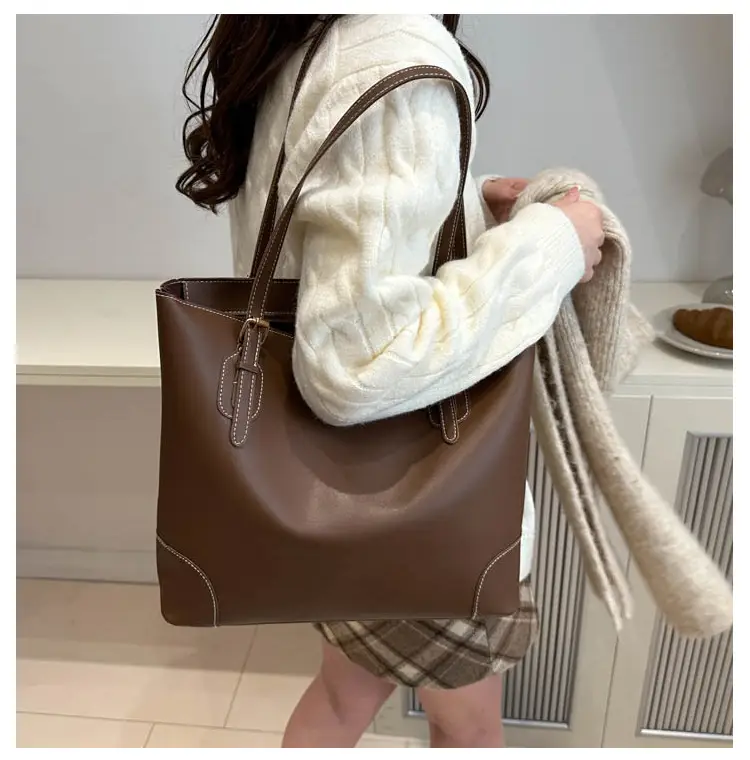 Women Large Capacity Shoulder Bag Black Leather — feature 10