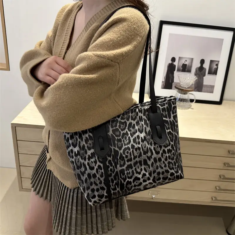 Leopard Print Large Capacity Women's Shoulder Bag - Image 5