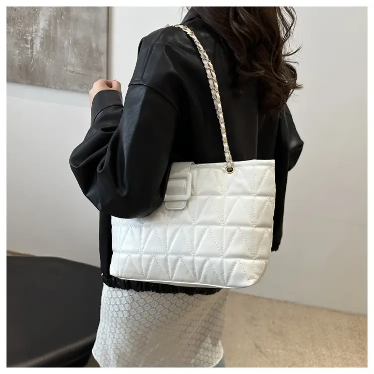Black Quilted Crossbody Bag for Women 2025 — feature 7