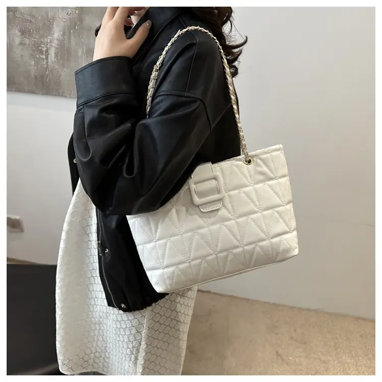 Black Quilted Crossbody Bag for Women 2025 — feature 9