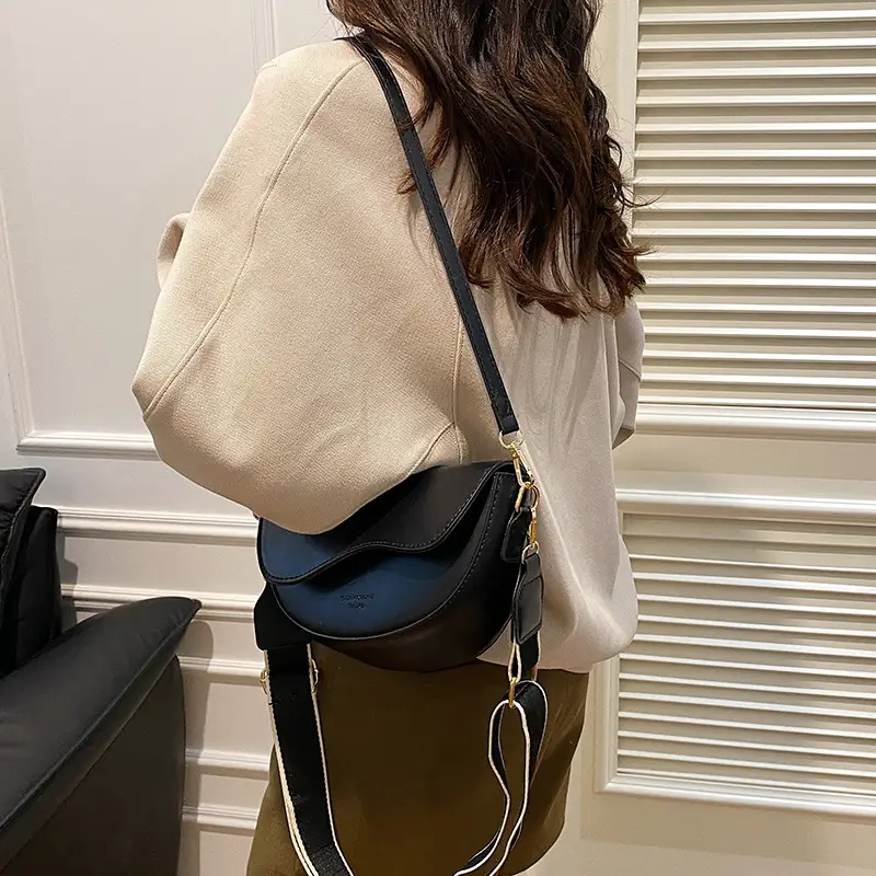 Black French Niche Crossbody Bag for Women - Image 7