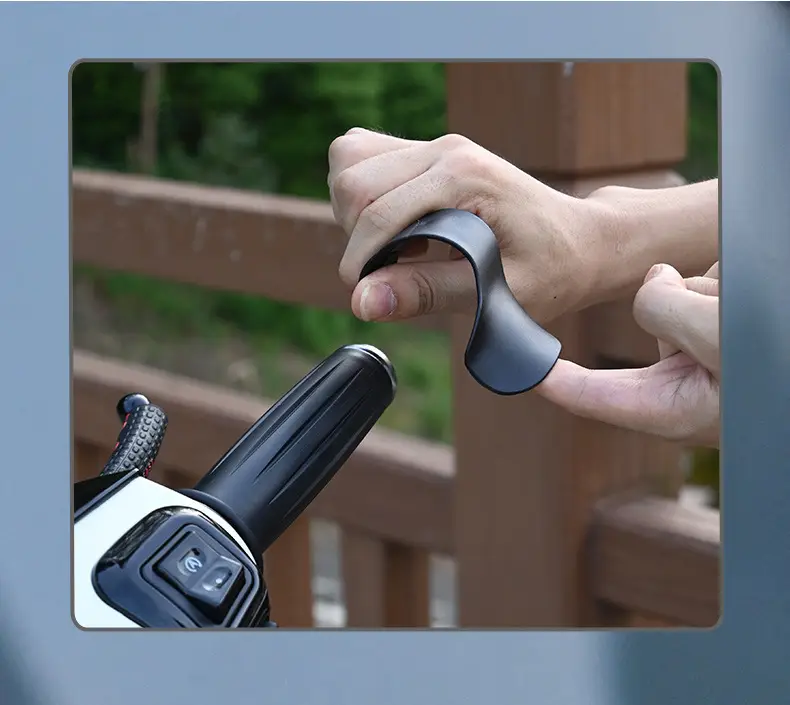 Motorcycle throttle handle clip for constant speed cruise assist — feature 10