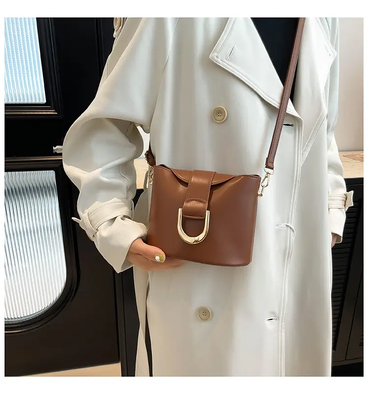 Retro Horseshoe Lock Crossbody Bag Brown 2024 — feature 10