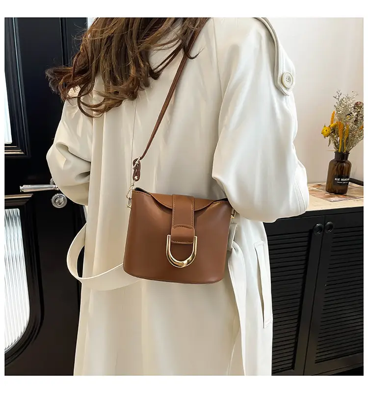 Retro Horseshoe Lock Crossbody Bag Brown 2024 — feature 11