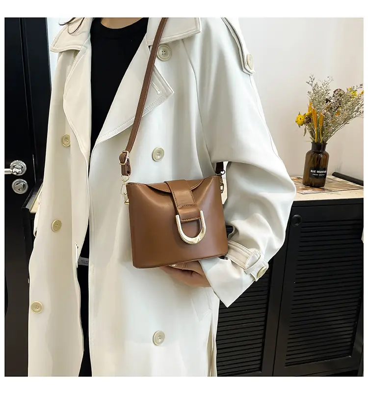 Retro Horseshoe Lock Crossbody Bag Brown 2024 — feature 12