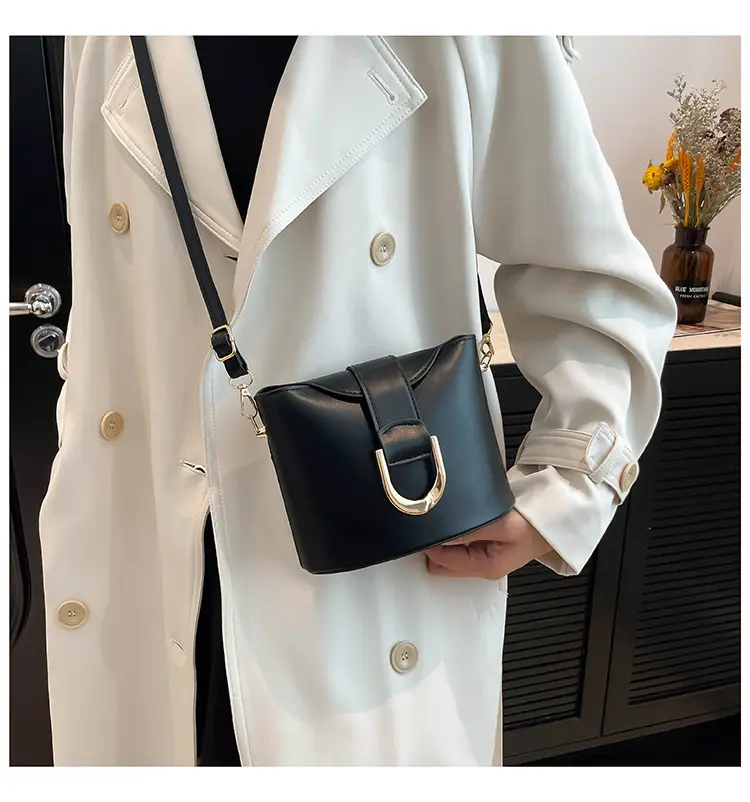 Retro Horseshoe Lock Crossbody Bag Brown 2024 — feature 13