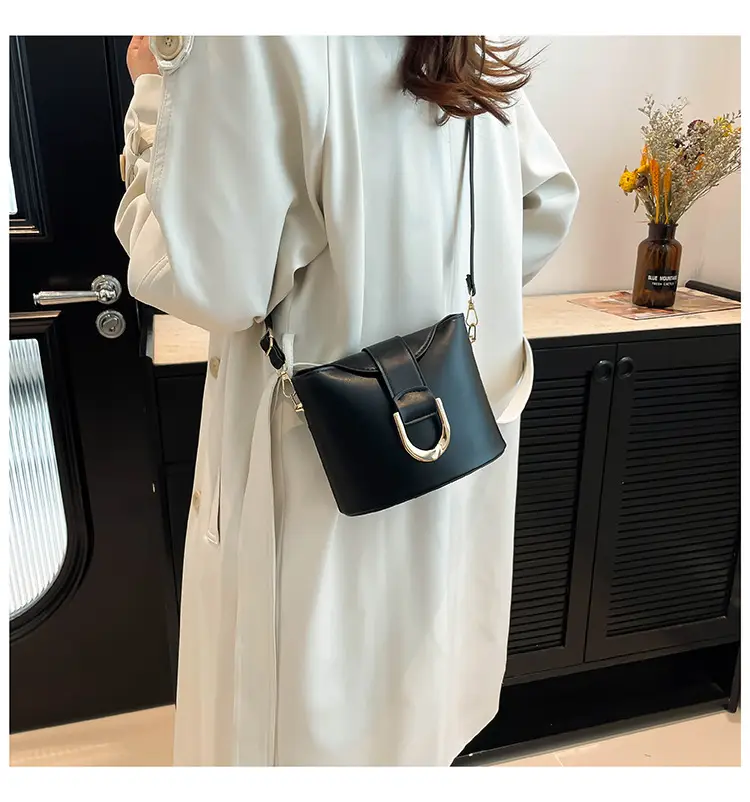 Retro Horseshoe Lock Crossbody Bag Brown 2024 — feature 14