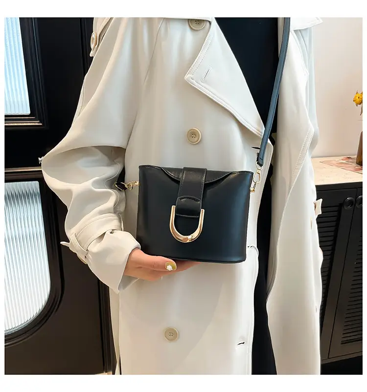 Retro Horseshoe Lock Crossbody Bag Brown 2024 — feature 15
