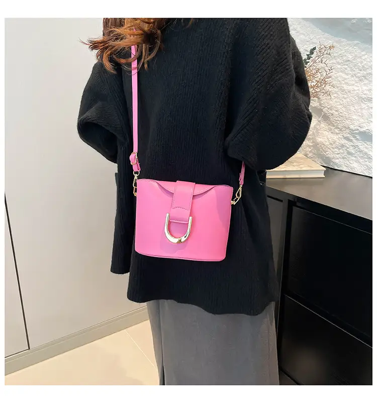 Retro Horseshoe Lock Crossbody Bag Brown 2024 — feature 16
