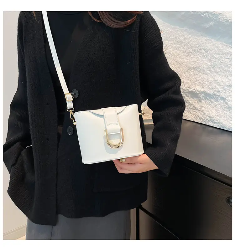 Retro Horseshoe Lock Crossbody Bag Brown 2024 — feature 19