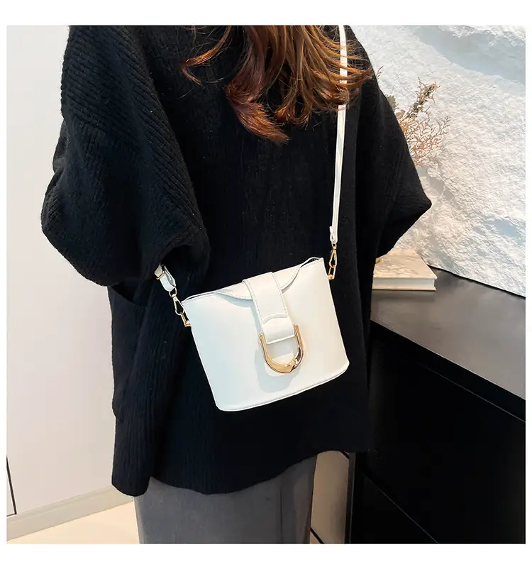Retro Horseshoe Lock Crossbody Bag Brown 2024 — feature 20