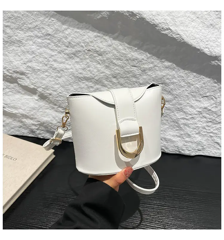 Retro Horseshoe Lock Crossbody Bag Brown 2024 — feature 25