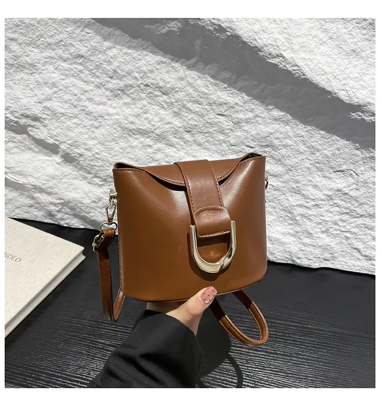 Retro Horseshoe Lock Crossbody Bag Brown 2024 — feature 26