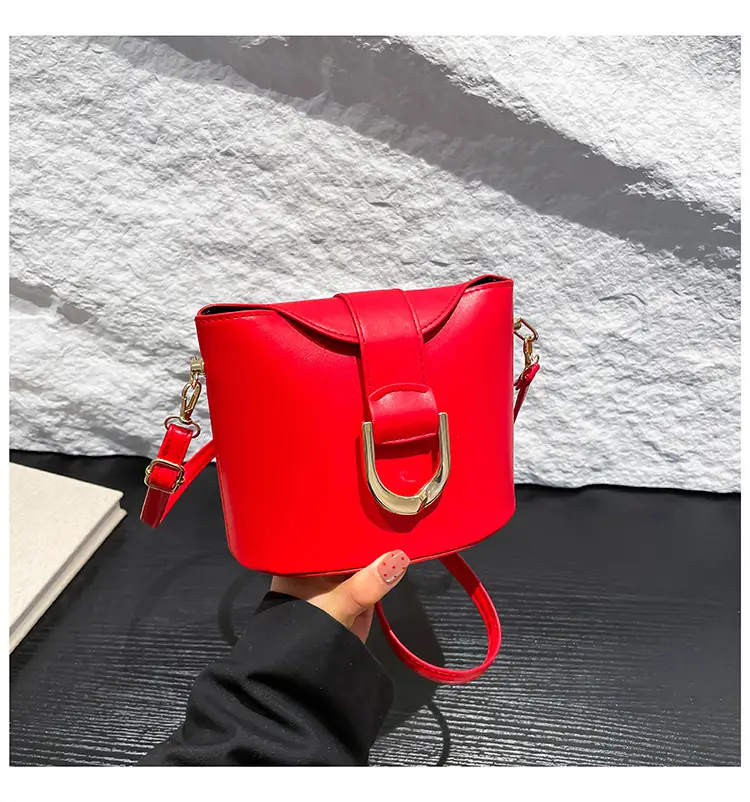 Retro Horseshoe Lock Crossbody Bag Brown 2024 — feature 27