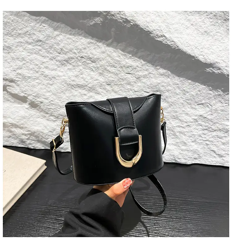 Retro Horseshoe Lock Crossbody Bag Brown 2024 — feature 28