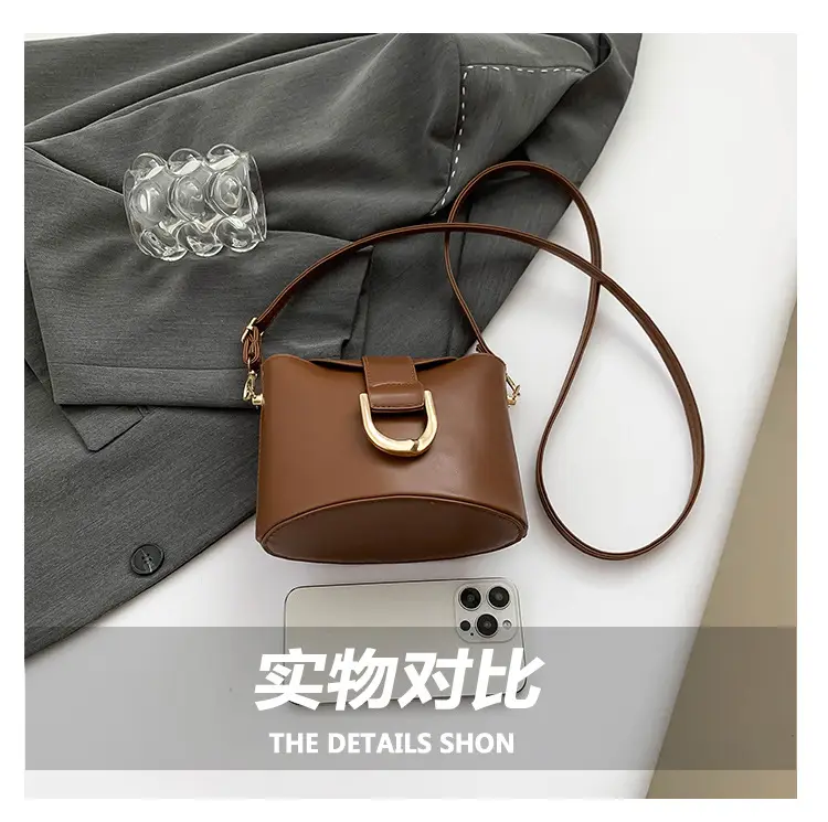 Retro Horseshoe Lock Crossbody Bag Brown 2024 — feature 5