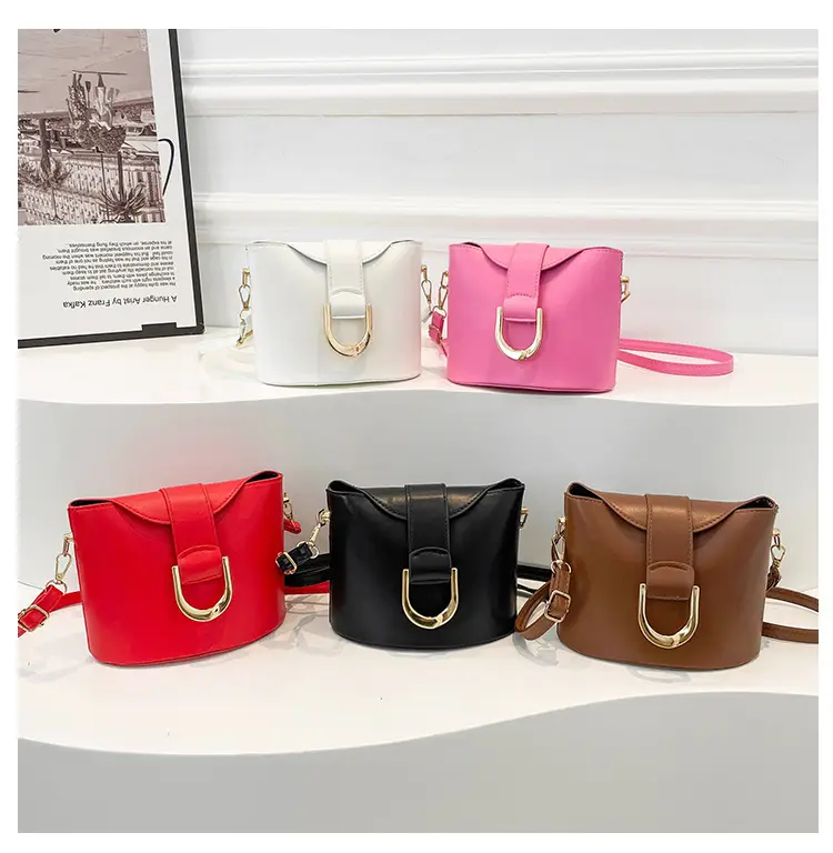 Retro Horseshoe Lock Crossbody Bag Brown 2024 — feature 7