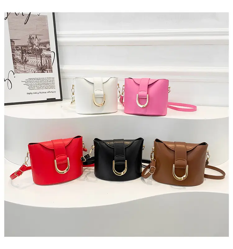 Retro Horseshoe Lock Crossbody Bag Brown 2024 — feature 9