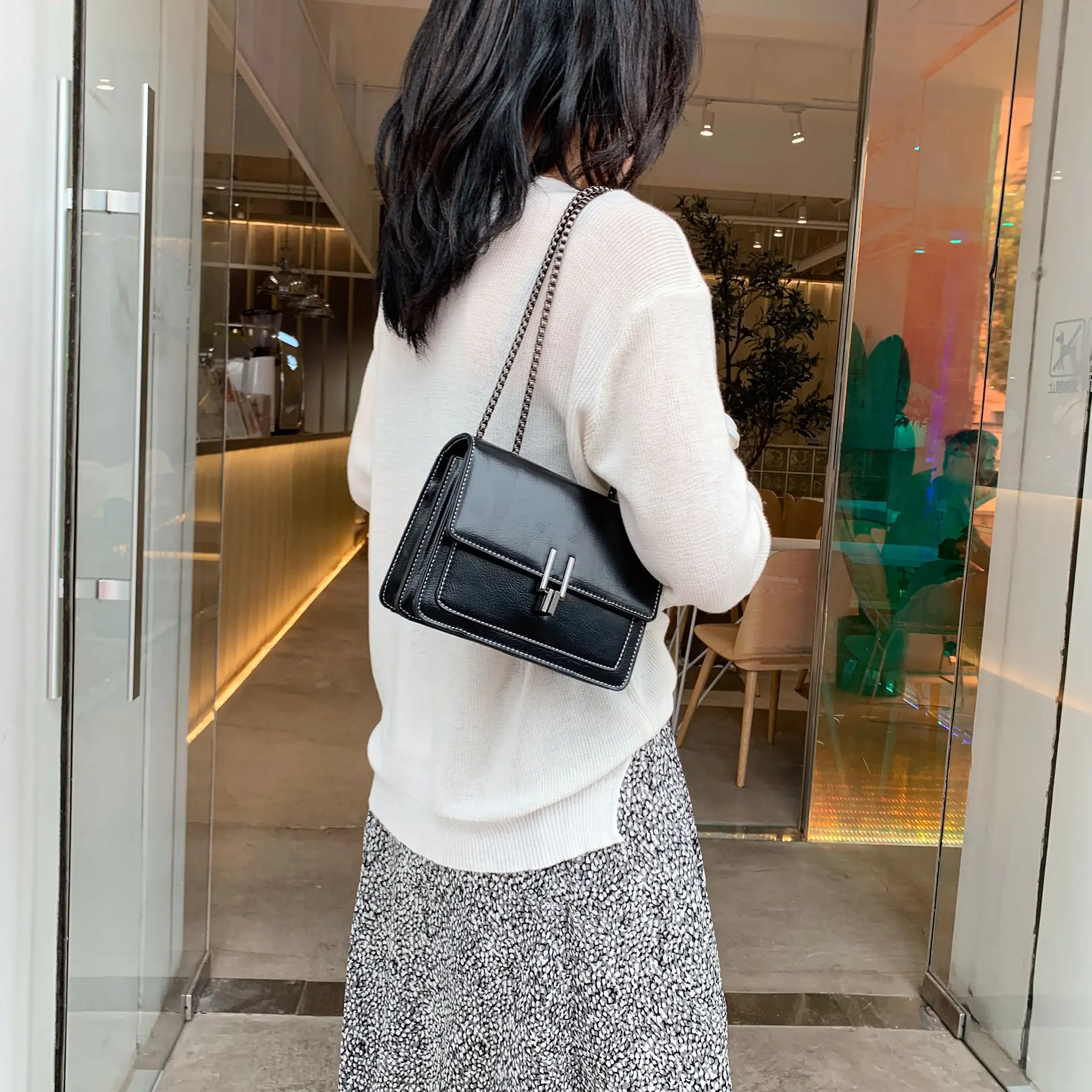 Women's Retro Chain Messenger Bag Small Square Shoulder - Image 7