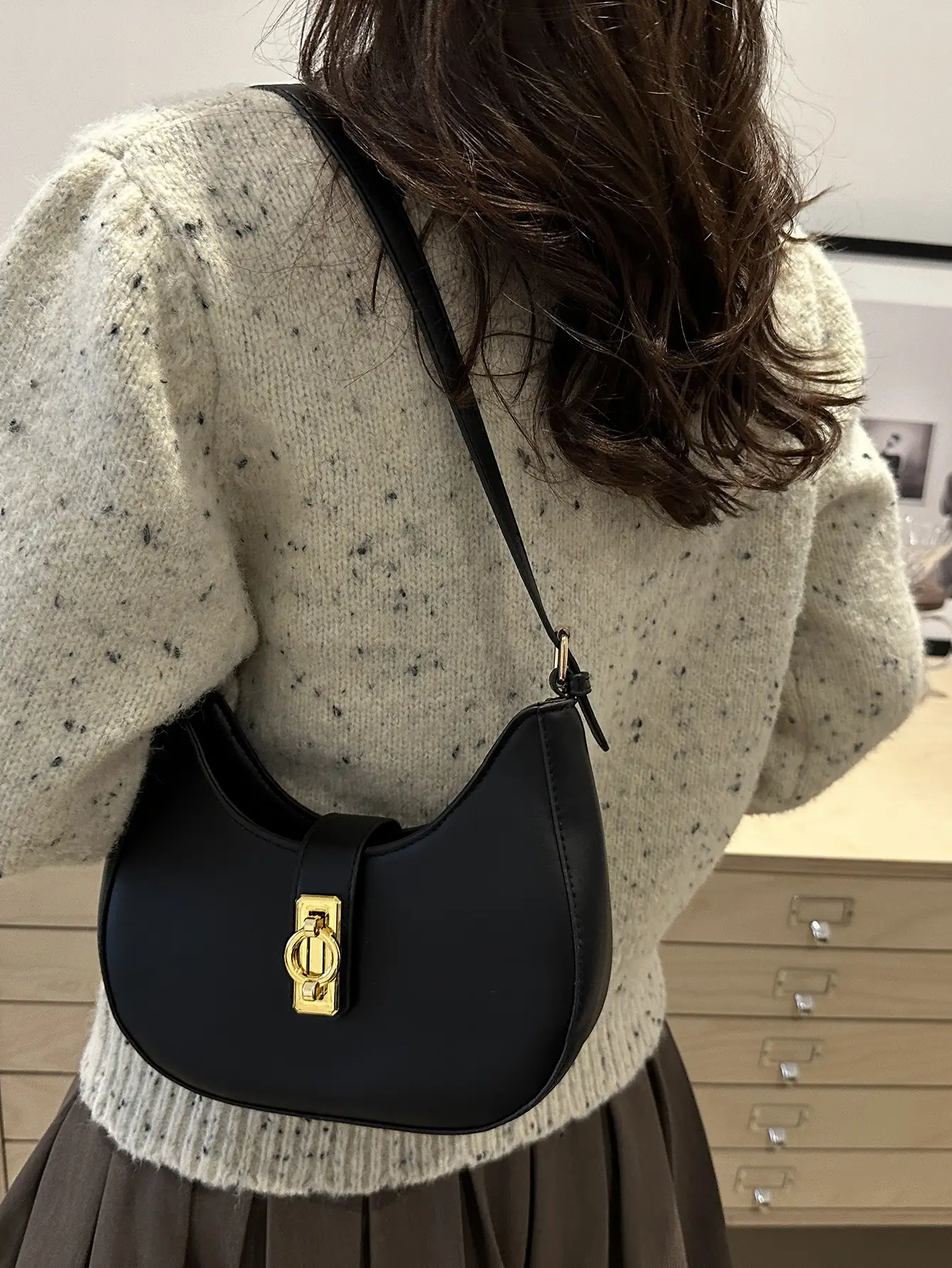 Black High-end Women's Shoulder Bag with Gold Clasp - Image 6